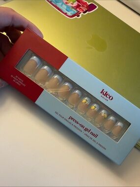 Kleo Kolor Nude Press-On Gel Nails with Yellow Flower Accent